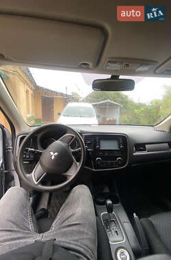 Внедорожник / Кроссовер Mitsubishi Outlander 2012 в 