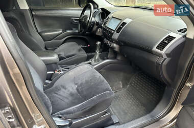 Внедорожник / Кроссовер Mitsubishi Outlander 2011 в 