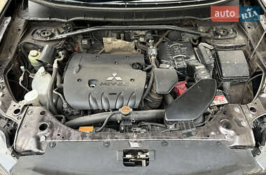 Внедорожник / Кроссовер Mitsubishi Outlander 2011 в 