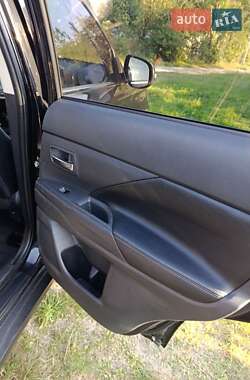 Внедорожник / Кроссовер Mitsubishi Outlander 2014 в 