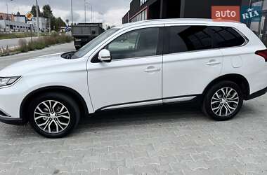 Внедорожник / Кроссовер Mitsubishi Outlander 2016 в 