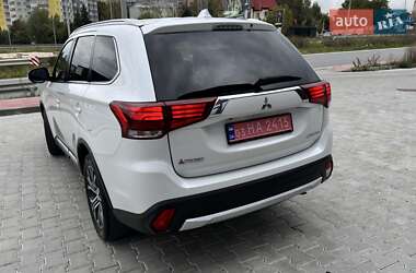 Внедорожник / Кроссовер Mitsubishi Outlander 2016 в 