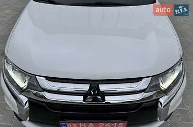 Внедорожник / Кроссовер Mitsubishi Outlander 2016 в 