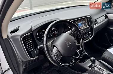 Внедорожник / Кроссовер Mitsubishi Outlander 2016 в 