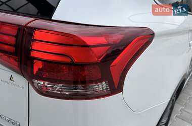 Внедорожник / Кроссовер Mitsubishi Outlander 2016 в 