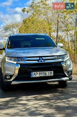 Внедорожник / Кроссовер Mitsubishi Outlander 2017 в 