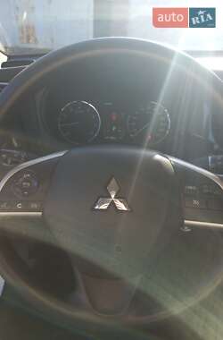 Внедорожник / Кроссовер Mitsubishi Outlander 2015 в 