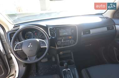 Внедорожник / Кроссовер Mitsubishi Outlander 2015 в 