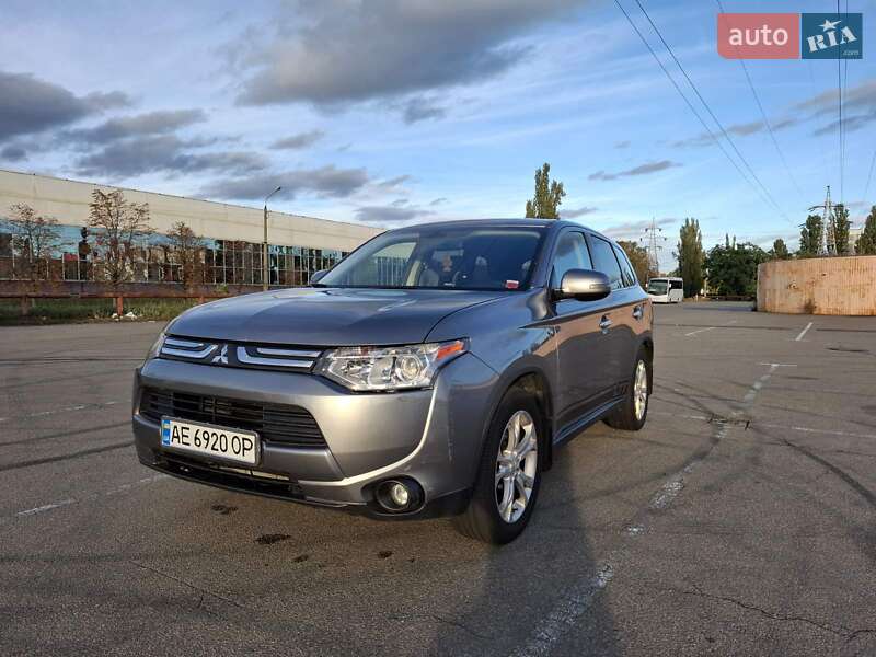Внедорожник / Кроссовер Mitsubishi Outlander 2013 в 