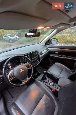 Внедорожник / Кроссовер Mitsubishi Outlander 2012 в 