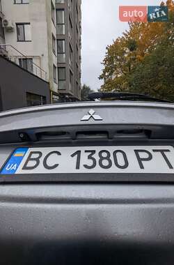 Внедорожник / Кроссовер Mitsubishi Outlander 2012 в 