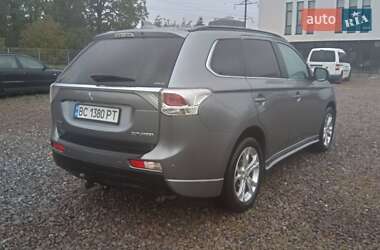 Внедорожник / Кроссовер Mitsubishi Outlander 2012 в 