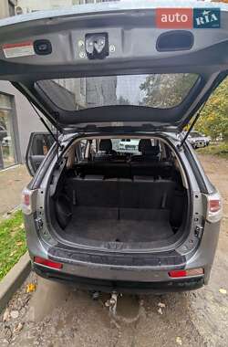 Внедорожник / Кроссовер Mitsubishi Outlander 2012 в 