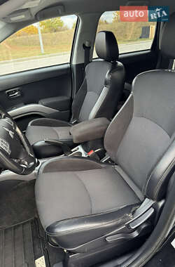 Внедорожник / Кроссовер Mitsubishi Outlander 2012 в 