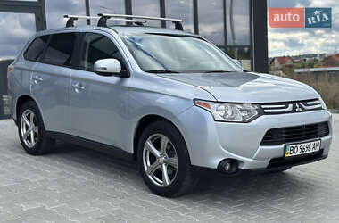 Внедорожник / Кроссовер Mitsubishi Outlander 2013 в 