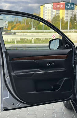 Внедорожник / Кроссовер Mitsubishi Outlander 2013 в 