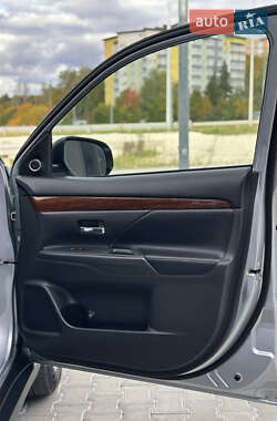Внедорожник / Кроссовер Mitsubishi Outlander 2013 в 