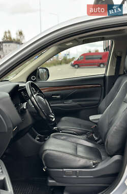 Внедорожник / Кроссовер Mitsubishi Outlander 2013 в 
