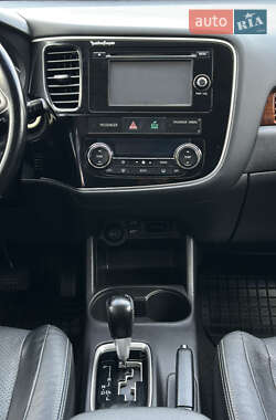 Внедорожник / Кроссовер Mitsubishi Outlander 2013 в 