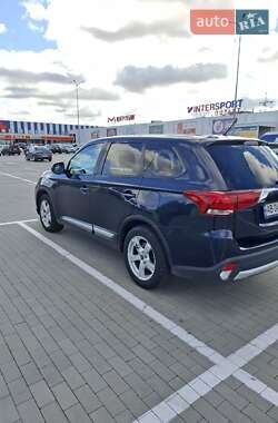 Внедорожник / Кроссовер Mitsubishi Outlander 2016 в 
