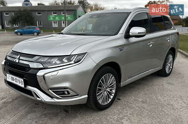 Внедорожник / Кроссовер Mitsubishi Outlander 2020 в 