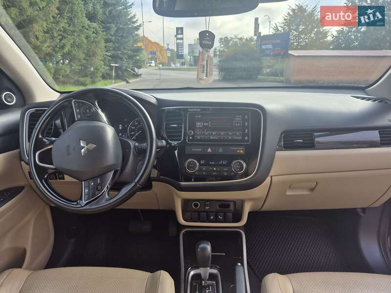 Позашляховик / Кросовер Mitsubishi Outlander 2017 в Тернополі