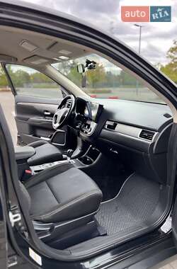 Внедорожник / Кроссовер Mitsubishi Outlander 2016 в 