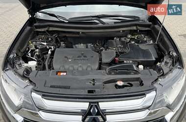Внедорожник / Кроссовер Mitsubishi Outlander 2016 в 