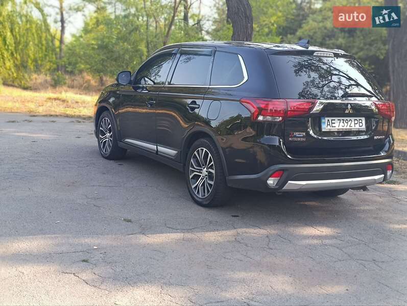 Внедорожник / Кроссовер Mitsubishi Outlander 2017 в Кривом Роге
