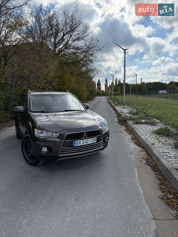 Позашляховик / Кросовер Mitsubishi Outlander 2012 в  фото Позашляховик / Кросовер Mitsubishi Outlander 2012 в
