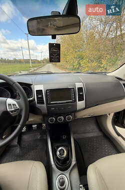 Позашляховик / Кросовер Mitsubishi Outlander 2012 в  фото 27 Позашляховик / Кросовер Mitsubishi Outlander 2012 в