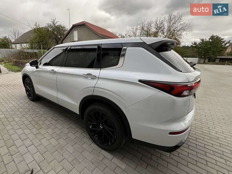 Внедорожник / Кроссовер Mitsubishi Outlander 2023 в Киеве