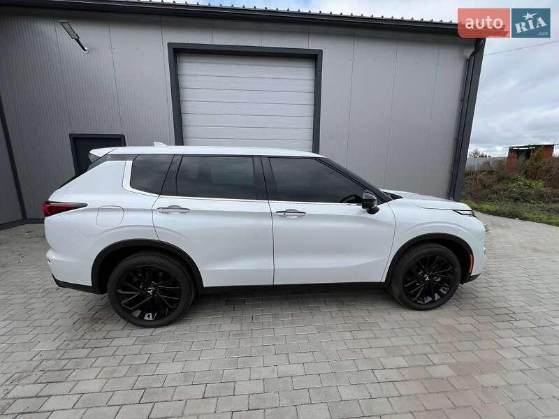 Внедорожник / Кроссовер Mitsubishi Outlander 2023 в Киеве