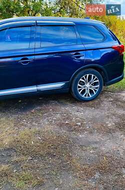 Внедорожник / Кроссовер Mitsubishi Outlander 2017 в 