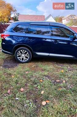 Внедорожник / Кроссовер Mitsubishi Outlander 2017 в 