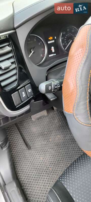 Внедорожник / Кроссовер Mitsubishi Outlander 2017 в Смеле