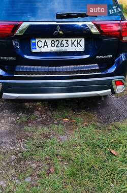 Внедорожник / Кроссовер Mitsubishi Outlander 2017 в 