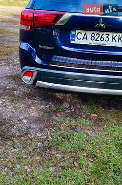 Внедорожник / Кроссовер Mitsubishi Outlander 2017 в 