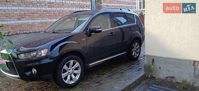 Внедорожник / Кроссовер Mitsubishi Outlander 2010 в Заре