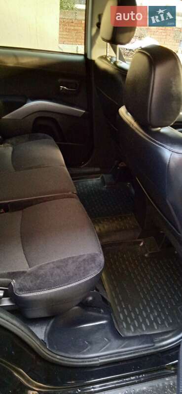Внедорожник / Кроссовер Mitsubishi Outlander 2010 в Заре