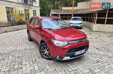 Внедорожник / Кроссовер Mitsubishi Outlander 2014 в 