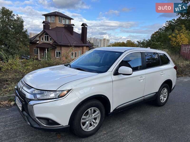 Позашляховик / Кросовер Mitsubishi Outlander 2019 в Києві