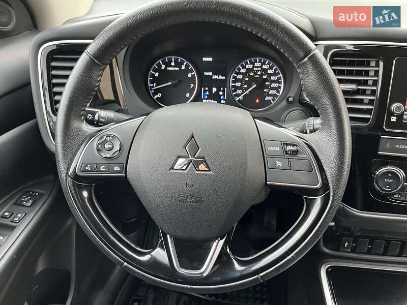 Позашляховик / Кросовер Mitsubishi Outlander 2019 в Києві