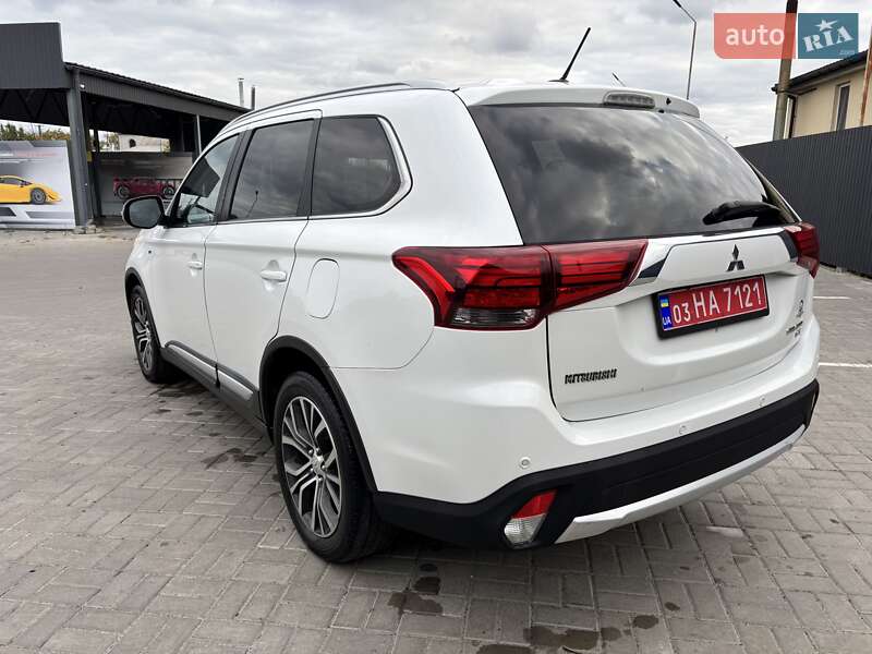 Внедорожник / Кроссовер Mitsubishi Outlander 2016 в Черкассах