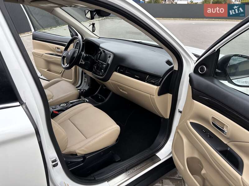 Внедорожник / Кроссовер Mitsubishi Outlander 2016 в Черкассах
