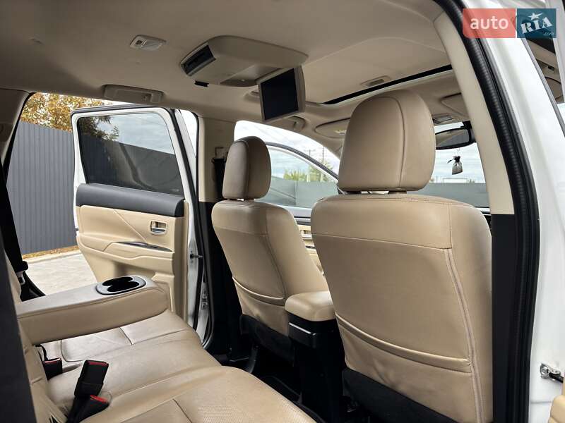 Внедорожник / Кроссовер Mitsubishi Outlander 2016 в Черкассах