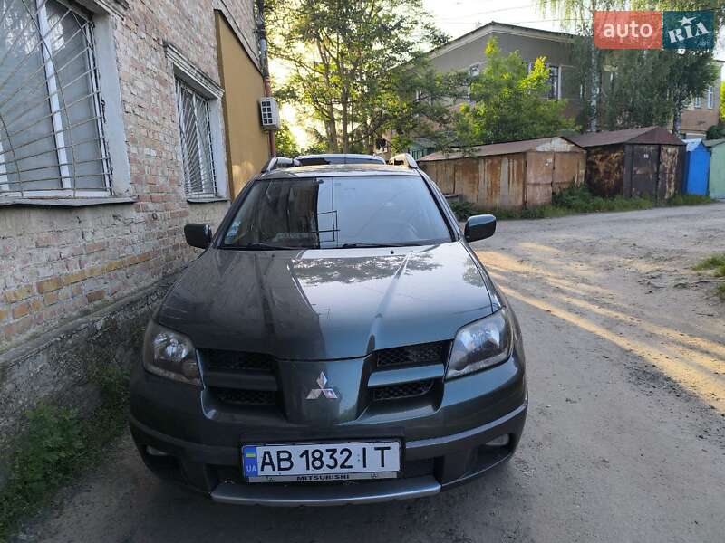 Внедорожник / Кроссовер Mitsubishi Outlander 2003 в 