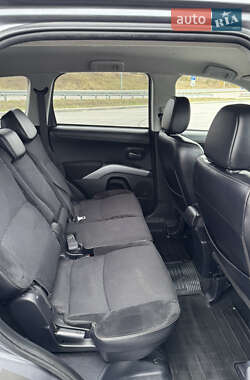 Внедорожник / Кроссовер Mitsubishi Outlander 2012 в 