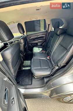 Позашляховик / Кросовер Mitsubishi Outlander 2020 в 