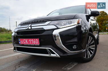Внедорожник / Кроссовер Mitsubishi Outlander 2020 в 